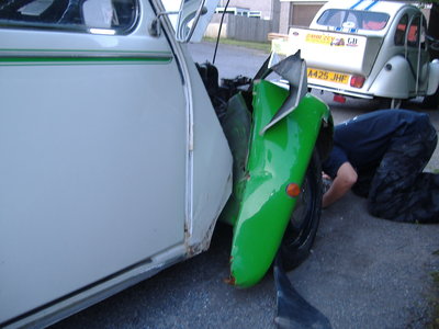 Dogs smashed up 2cv 002.jpg